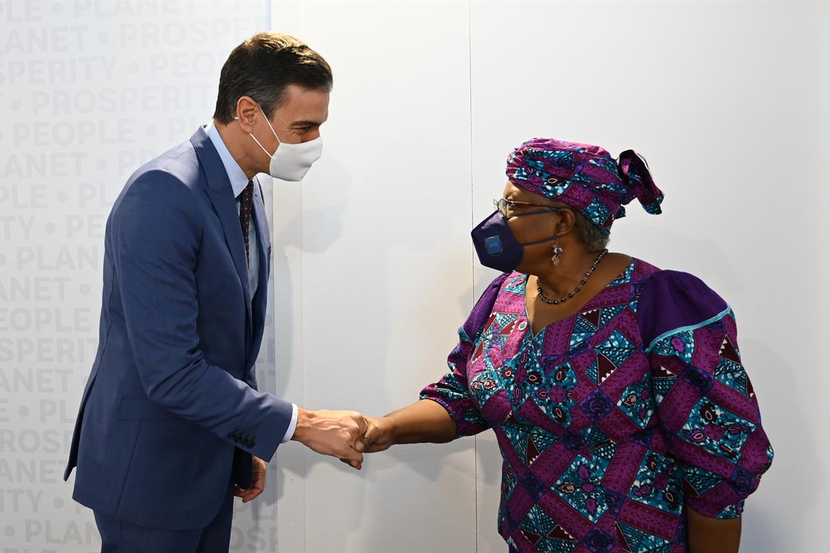 30/10/2021. Cumbre del G20. El presidente del Gobierno, Pedro Sánchez, saluda a la directora general de la OMC, Ngozi Okonjo-Iweala.